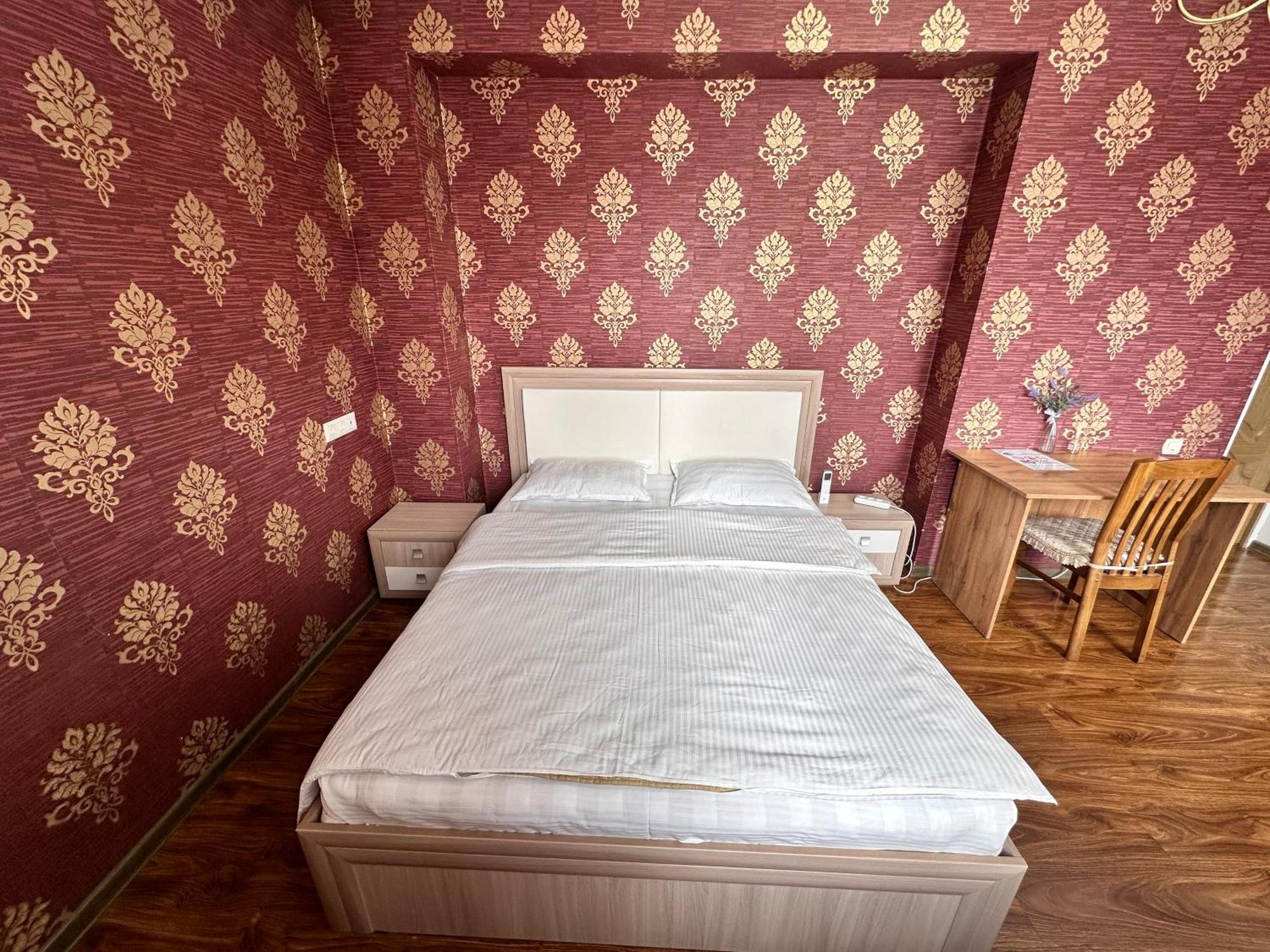 Hostel 4U Bișkek Exterior foto